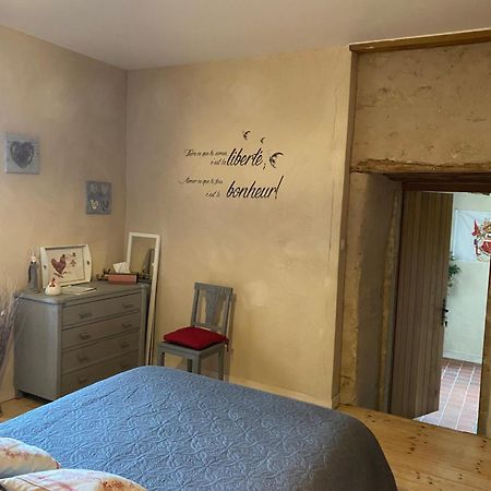 Bed and Breakfast Logis De Riparfonds Bressuire Exterior foto