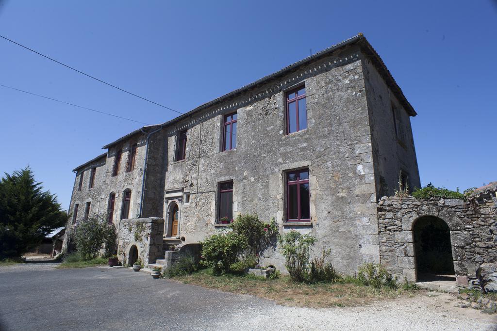 Bed and Breakfast Logis De Riparfonds Bressuire Exterior foto